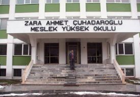 Ahmet Çuhadaroğlu Meslek Yüksek Okulu'nda 15'inci akademik yılı nedeniyle tören düzenlendi.